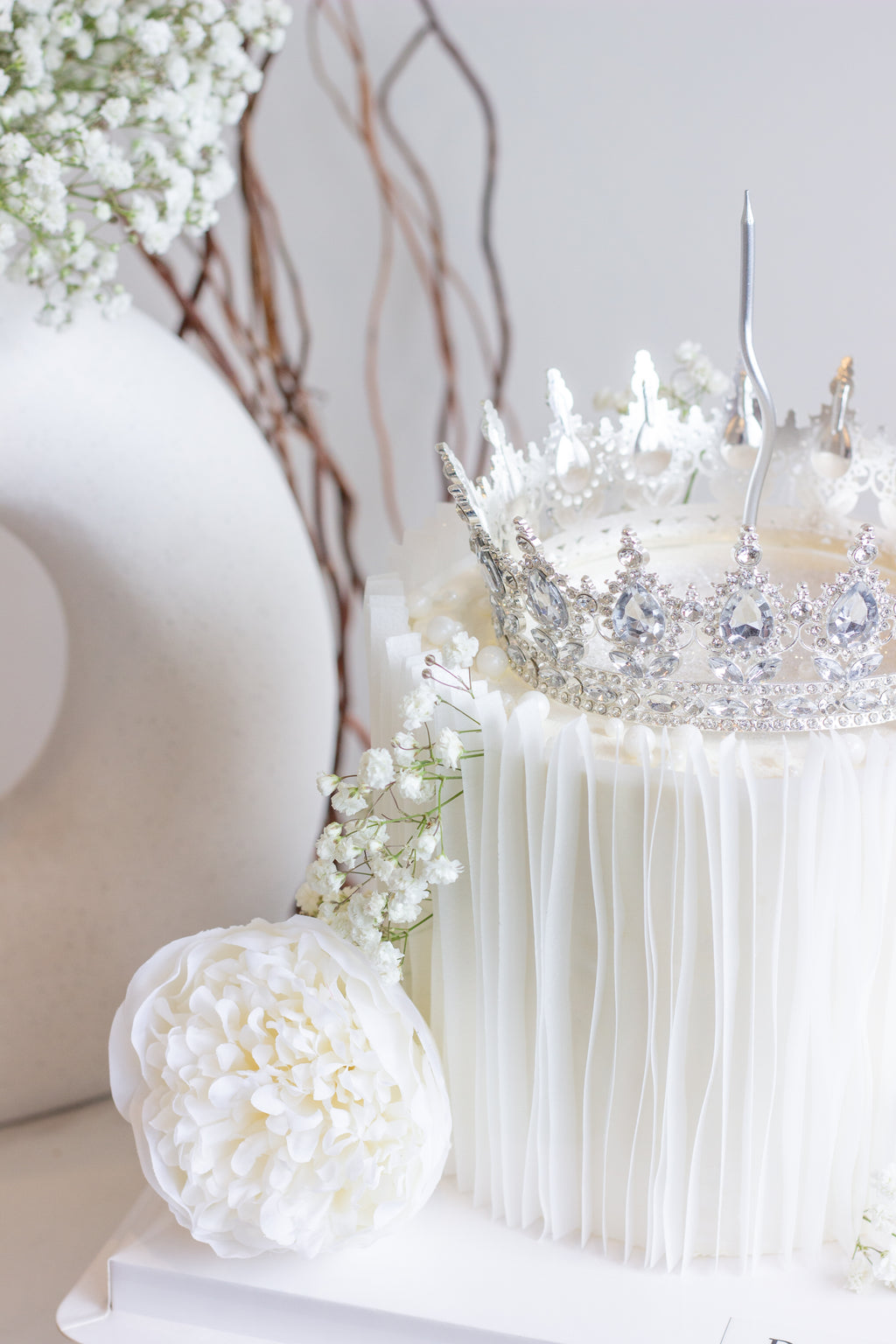 Flower cake with crown