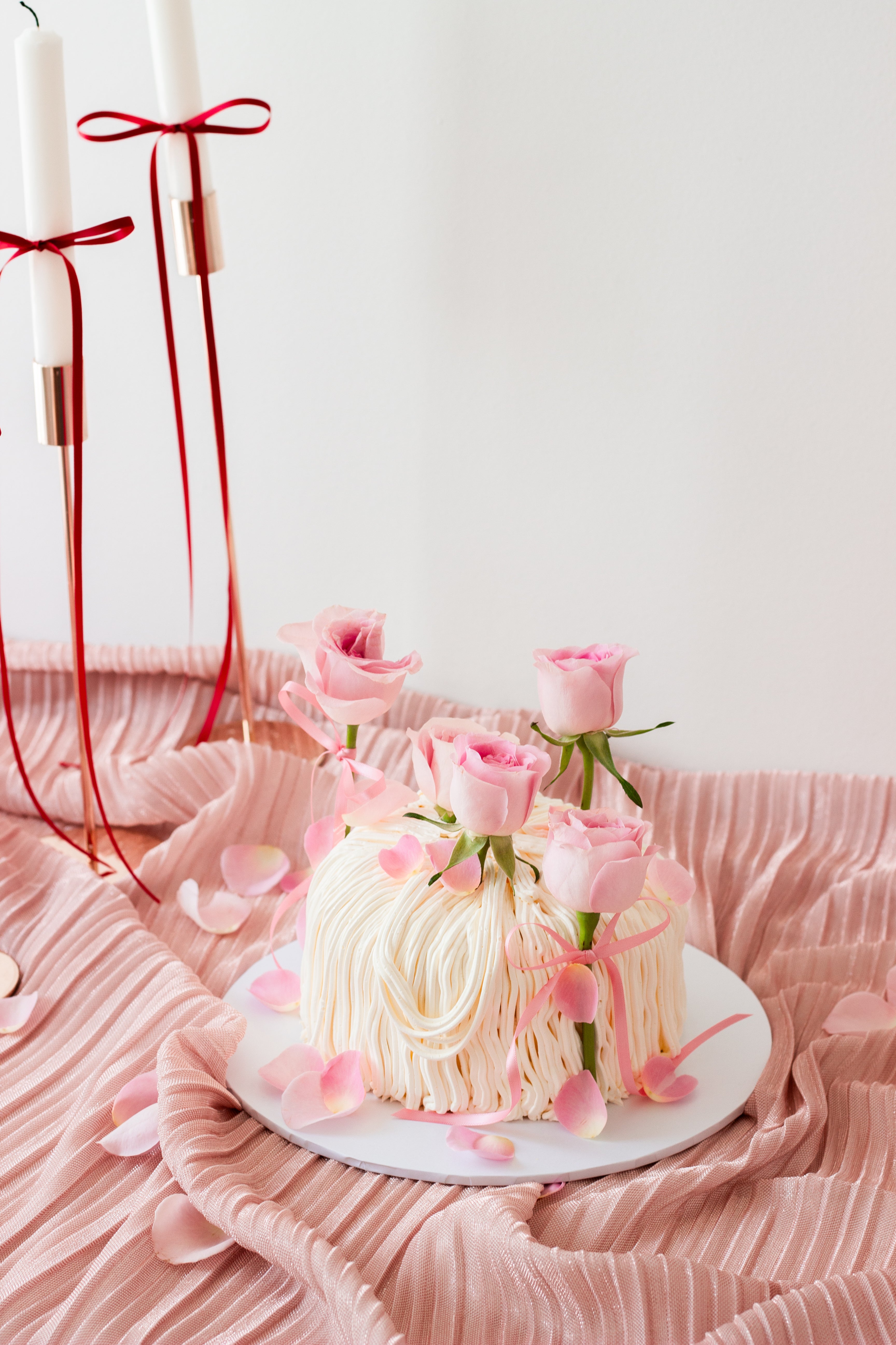 Rose cake Melbourne, Valentine's cake Melbourne, cake Geelong, free delivery, custom cake Geelong, custom cake Melbourne, valentine's cake Geelong